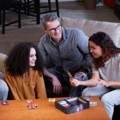 Hasbro Cluedo Verrat In Der Villa, Brettspiel -Kaufland Hasbro Cluedo Verrat in der Villa Brettspiel@@1858539 10